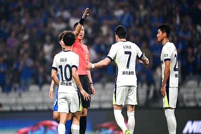 武汉三镇发布备战花絮，集结日豪取连胜，英超任务艰巨，阵容厚度经受考验的简单介绍