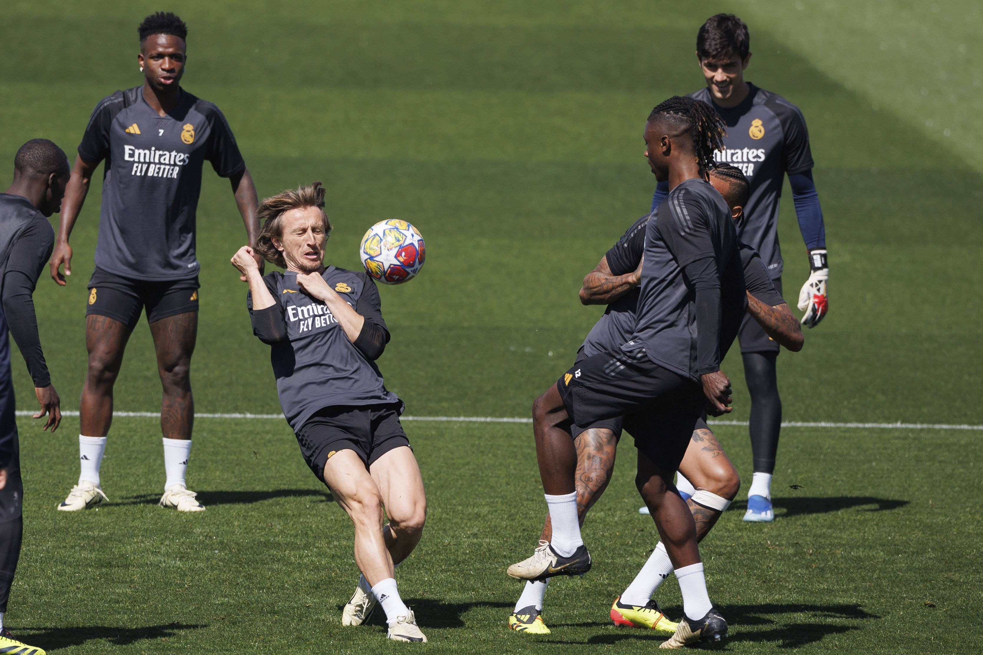 赛前体能课后,费耶诺德远射贴柱备战欧冠,信心回归,医务组通报恢复(乒乓孙颖莎照片) 赛前体能课后,费耶诺德远射贴柱备战欧冠,信心回归,医务组通报恢复(乒乓孙颖莎照片)