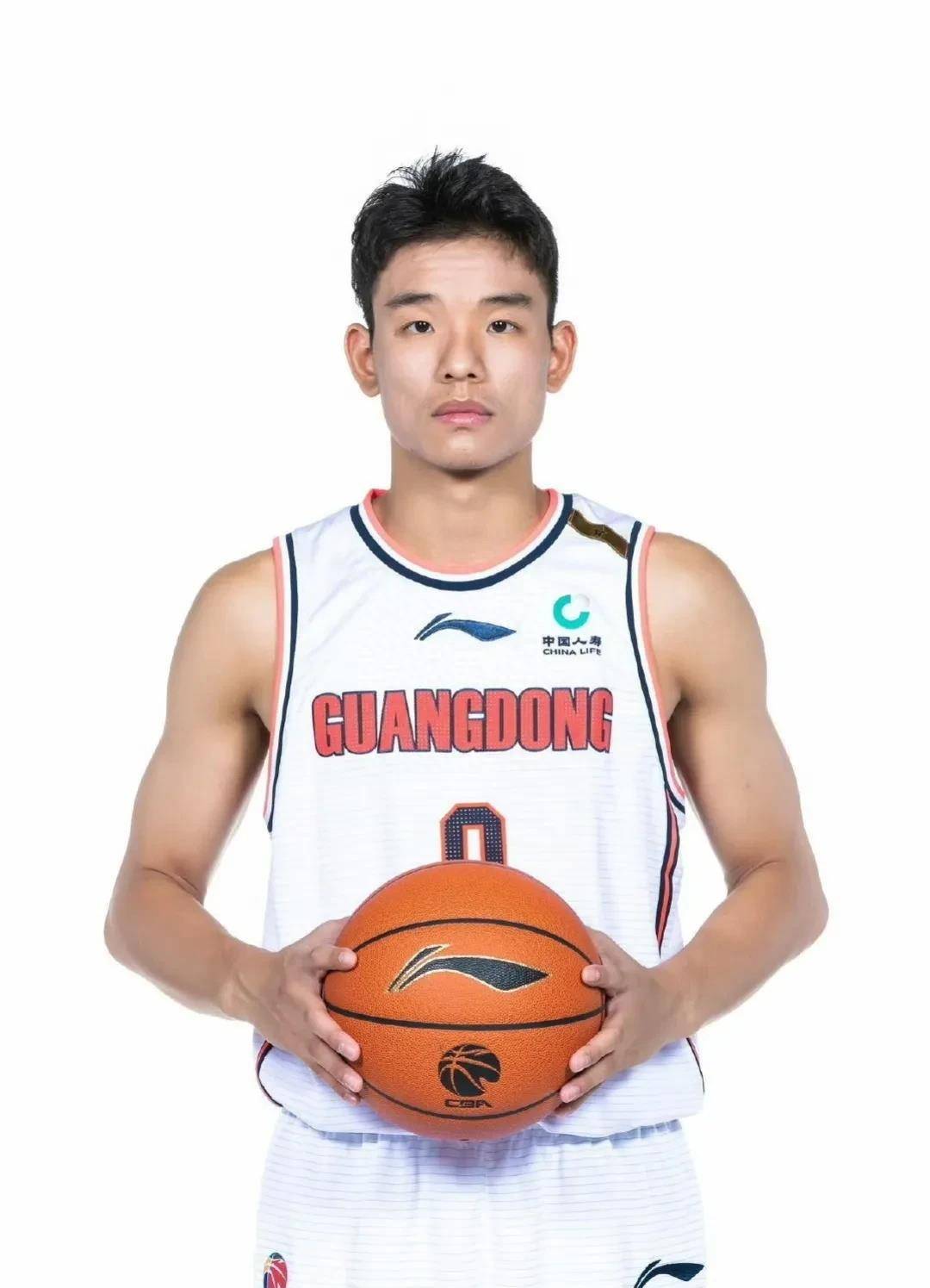 赛前突围战来临，广东宏远围绕欧超杯调整名单，赛场秩序良好，赛季目标并未改变的简单介绍