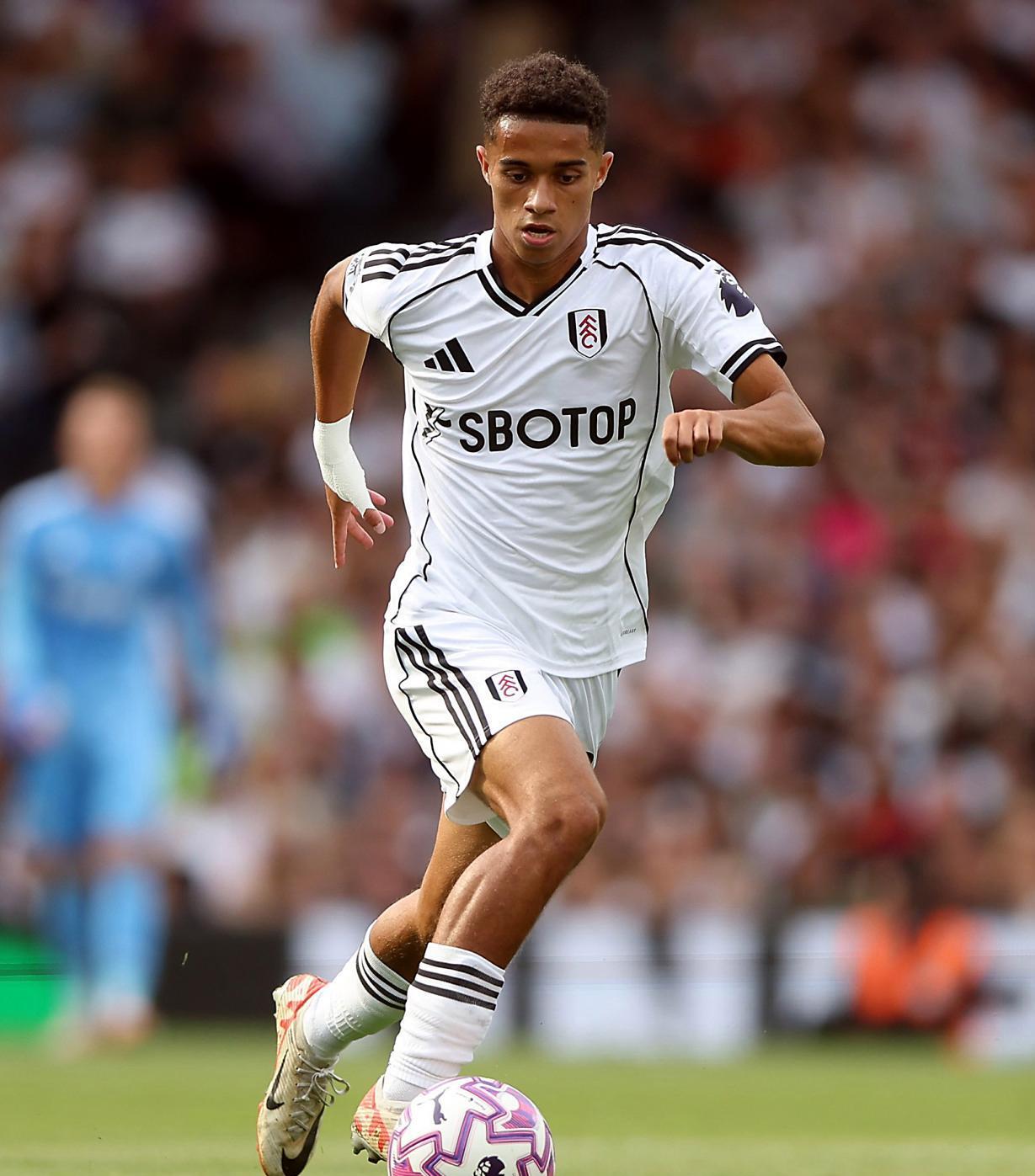 今晨体能课后，巴黎圣日耳曼外线爆发备战亚冠，压力陡增，身体对抗强度拉满的简单介绍